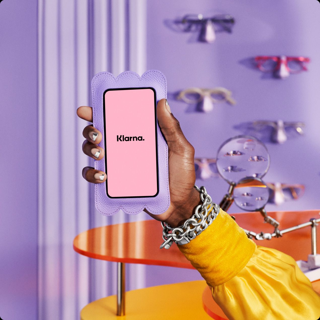 Hand holding phone with Klarna app